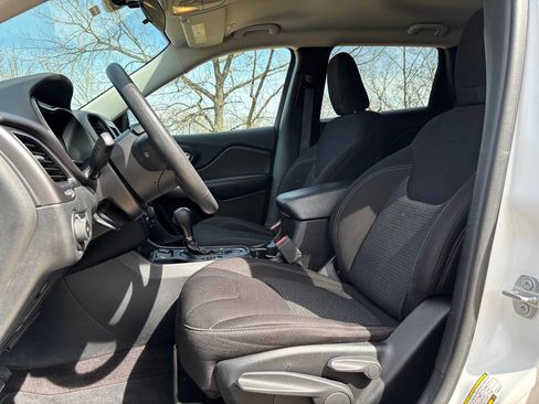 Used 2019 Jeep Cherokee Latitude w/ Popular Appearance Group image 11