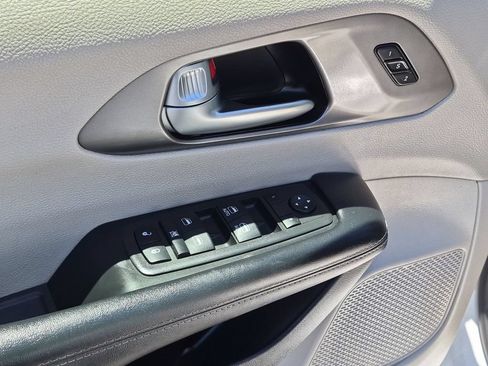 Used 2022 Chrysler Pacifica Touring-L FWD image 31