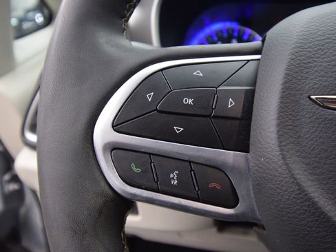 Used 2022 Chrysler Pacifica Touring-L image 37