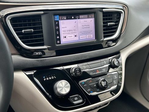 Used 2022 Chrysler Voyager LX FWD image 30