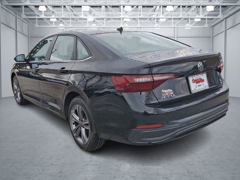 Used 2024 Volkswagen Jetta SE image 3