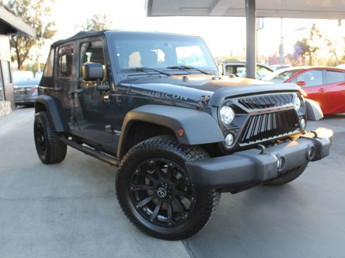 Used 2017 Jeep Wrangler Unlimited Rubicon w/ Connectivity Group AWD/4WD image 7