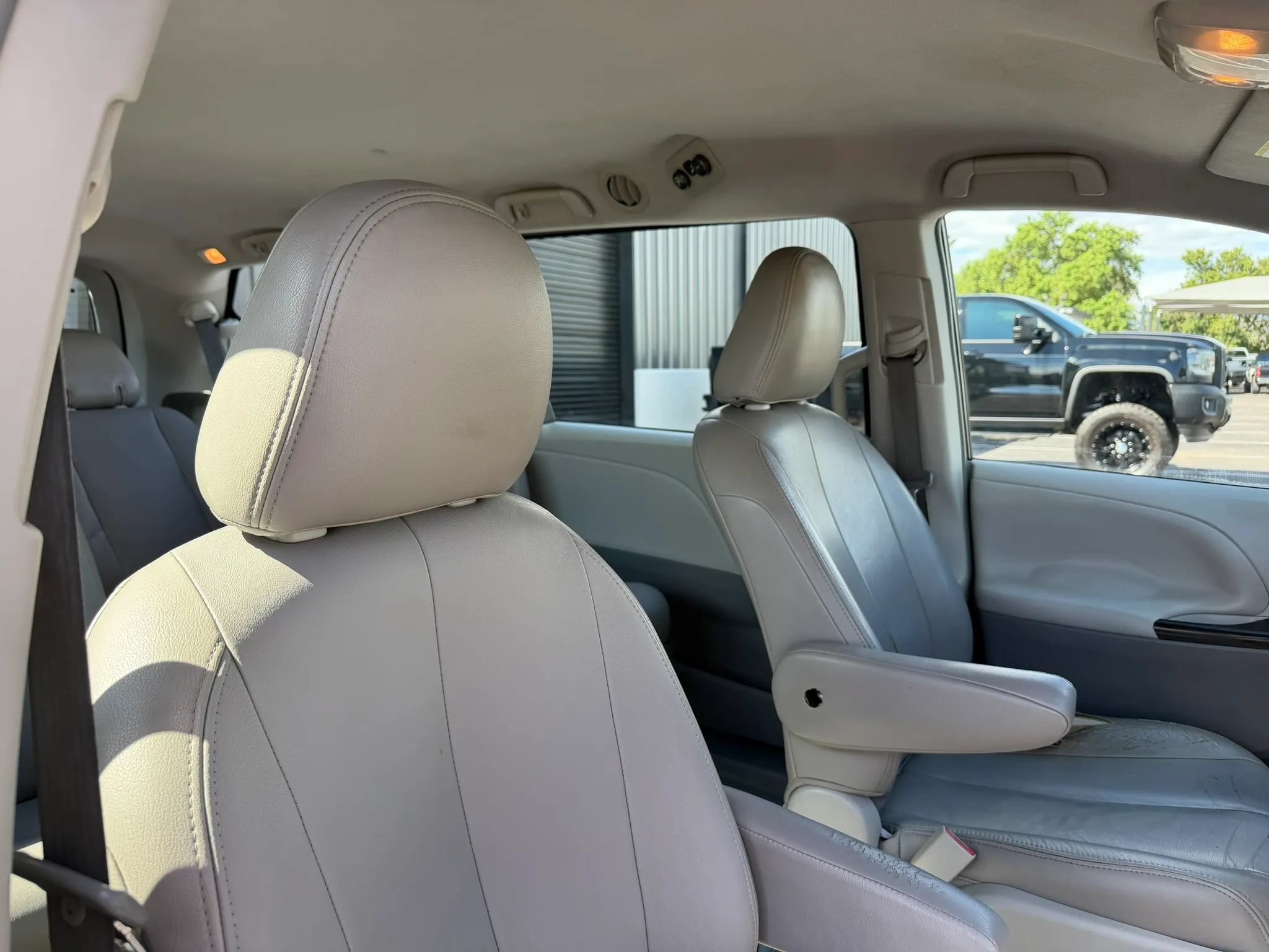 Used 2011 Toyota Sienna FWD image 24