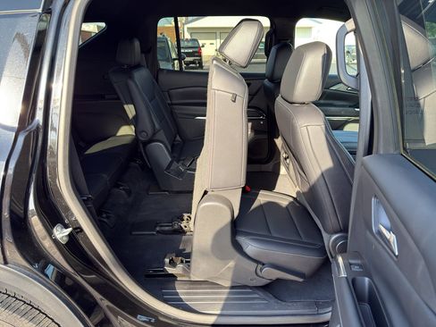 Used 2025 Chevrolet Traverse LT FWD image 53