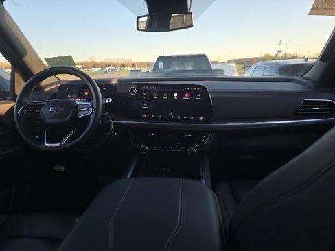 Used 2025 Chevrolet Suburban Z71 image 3