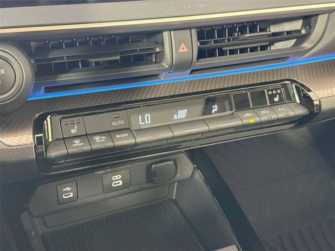 Certified 2024 Toyota Prius XLE image 27