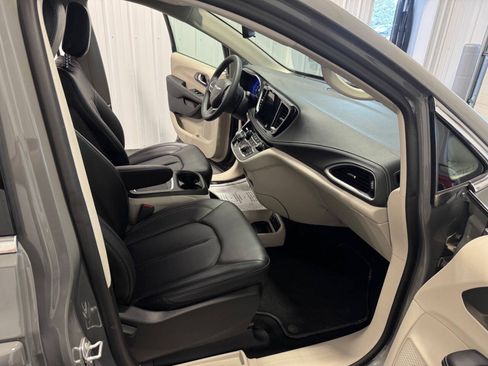 Used 2023 Chrysler Pacifica Touring-L FWD image 15
