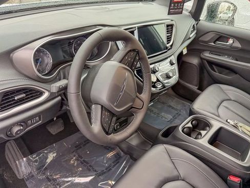 New 2026 Chrysler Pacifica Select FWD image 11