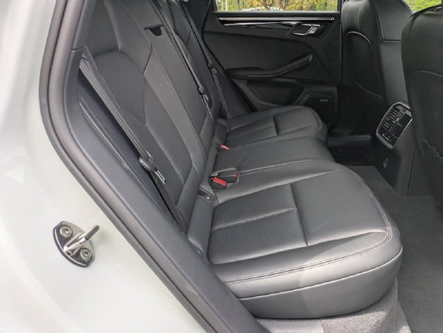 Used 2025 Porsche Macan AWD/4WD image 28
