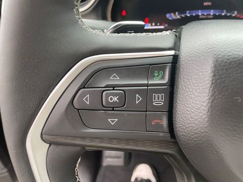 Used 2025 Jeep Grand Cherokee Altitude AWD/4WD image 31