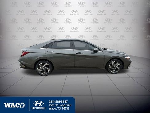 Used 2025 Hyundai Elantra SEL image 3