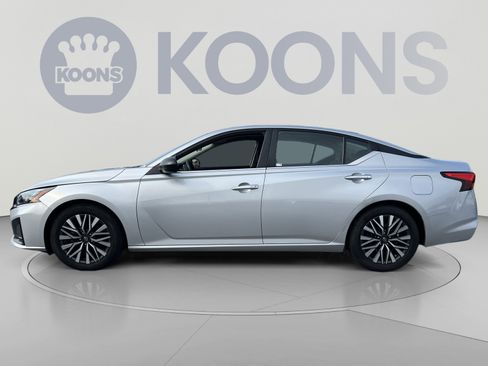 Used 2024 Nissan Altima 2.5 SV FWD image 2