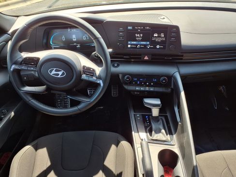 Certified 2025 Hyundai Elantra Sport image 12