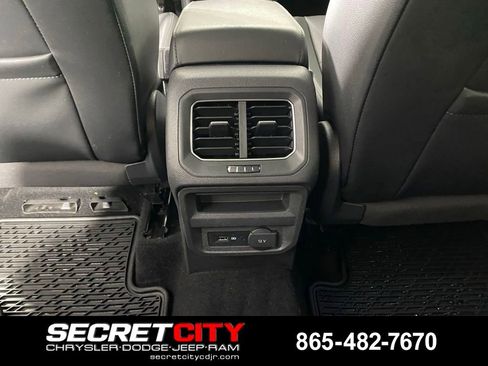 Used 2018 Volkswagen Tiguan SE w/ Panoramic Sunroof Package FWD image 25