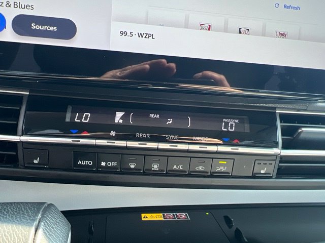 Used 2025 Toyota Sienna XLE w/ XLE Plus Package FWD image 19