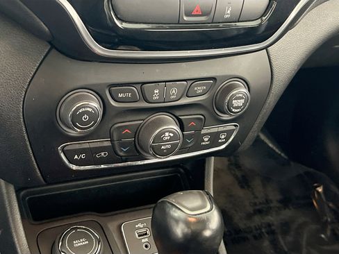 Used 2022 Jeep Cherokee Limited w/ Mopar Interior Package image 15