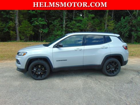 Certified 2025 Jeep Compass Latitude w/ Convenience Group AWD/4WD image 2