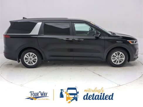 Used 2022 Kia Carnival LX image 2