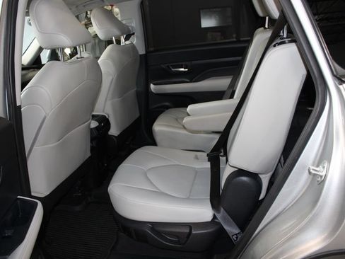 Used 2024 Toyota Grand Highlander AWD image 11
