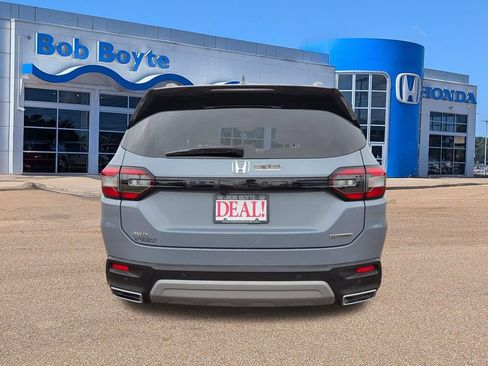 Certified 2025 Honda Pilot Touring image 6