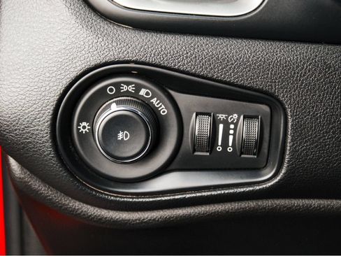 Used 2021 Jeep Renegade Latitude AWD/4WD image 11