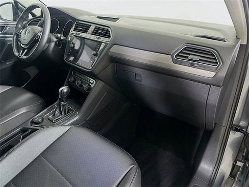 Used 2020 Volkswagen Tiguan SE w/ Panoramic Sunroof Package image 31