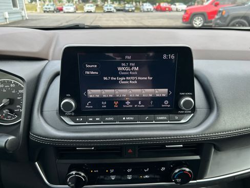 Used 2023 Nissan Rogue S FWD image 16