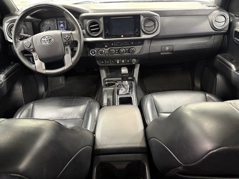 Used 2019 Toyota Tacoma TRD Sport image 2