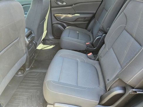 Used 2023 GMC Acadia SLE image 9