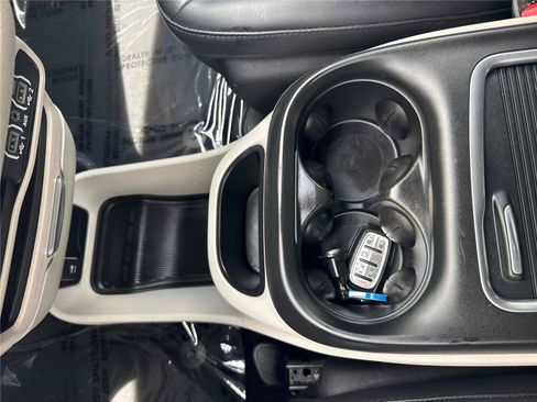Used 2023 Chrysler Pacifica Touring-L FWD image 24