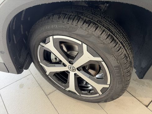 Used 2026 Volkswagen Tiguan SE AWD/4WD image 8