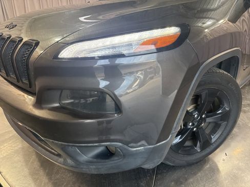 Used 2018 Jeep Cherokee Latitude w/ Altitude Package image 9