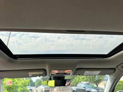 Used 2019 Toyota Highlander XLE AWD/4WD image 12