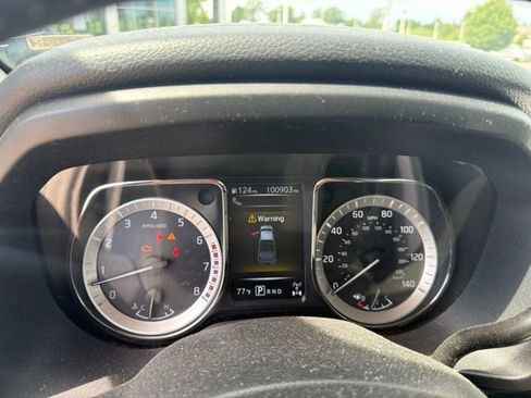 Used 2018 Nissan Titan SV w/ SV Convenience Package AWD/4WD image 10