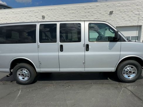 Used 2017 GMC Savana 2500 LT w/ LT Preferred Equipment Group image 9