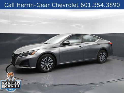 Used 2024 Nissan Altima 2.5 SV FWD image 3