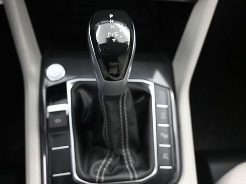 Used 2022 Volkswagen Tiguan SEL R-Line image 24