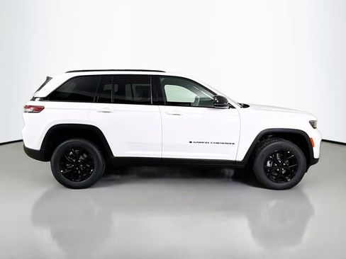 New 2025 Jeep Grand Cherokee Altitude image 8