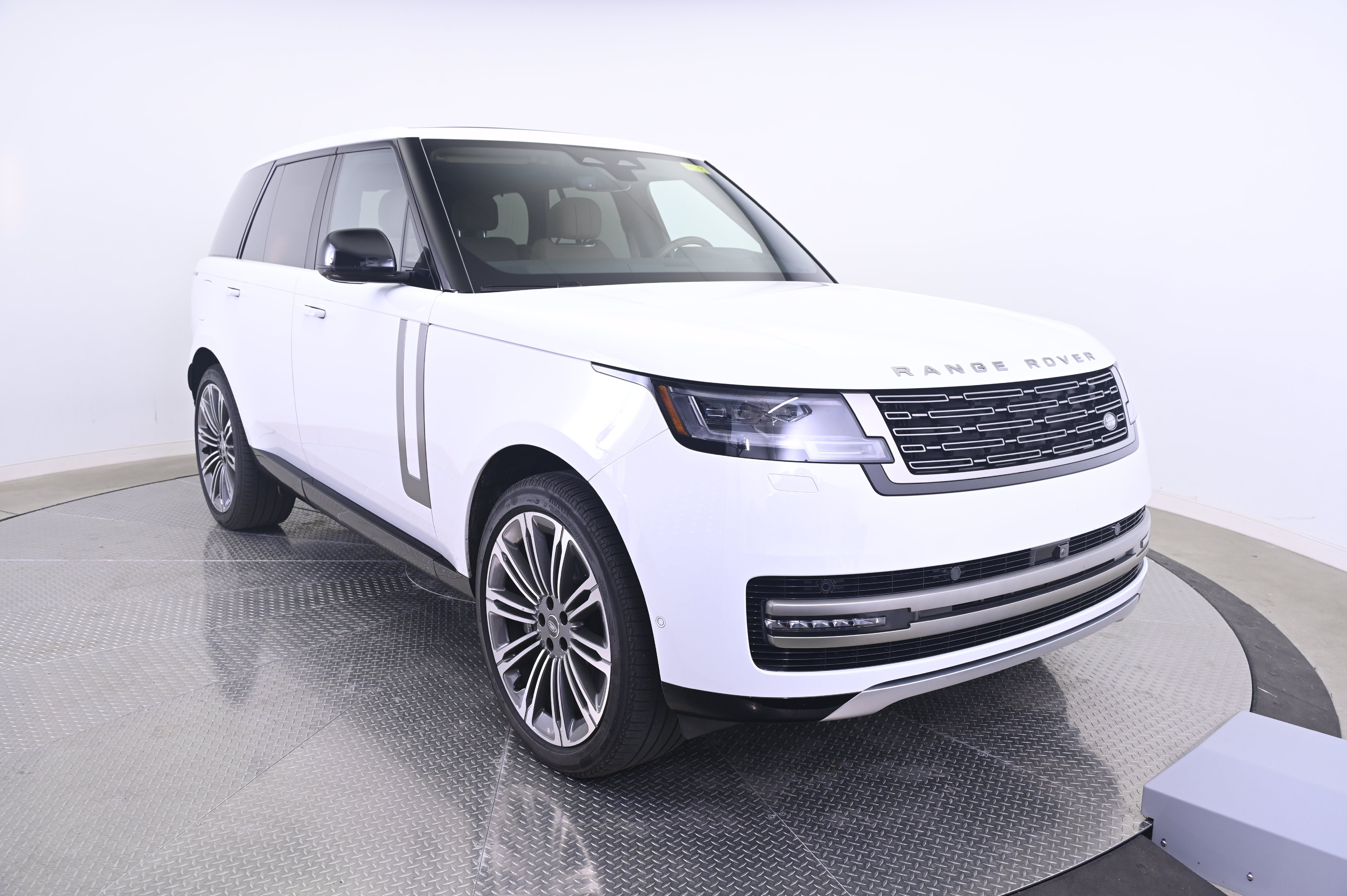 Used 2025 Land Rover Range Rover SE AWD/4WD image 9