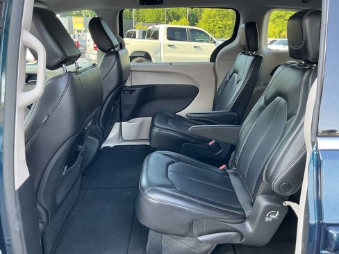 Used 2023 Chrysler Pacifica Touring-L FWD image 23