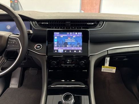 New 2025 Jeep Grand Cherokee Altitude image 30