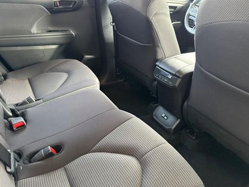 Used 2025 Toyota Highlander LE FWD image 29