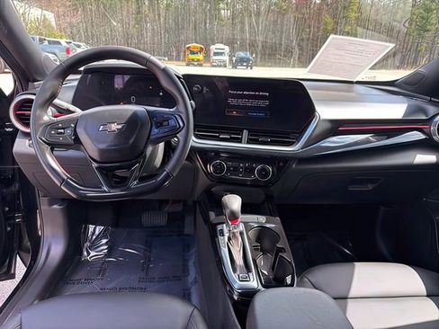 Used 2024 Chevrolet Trax RS FWD image 20