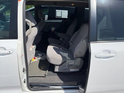Used 2015 Toyota Sienna LE FWD image 9
