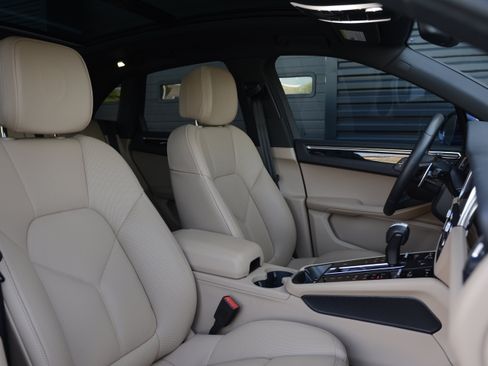 Certified 2026 Porsche Macan AWD/4WD image 28