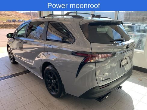 Used 2025 Toyota Sienna XLE Woodland Edition image 12