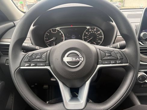 Used 2025 Nissan Altima 2.5 SV FWD image 27