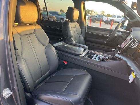 Used 2023 Jeep Wagoneer L Series III w/ Premium Group I AWD/4WD image 15