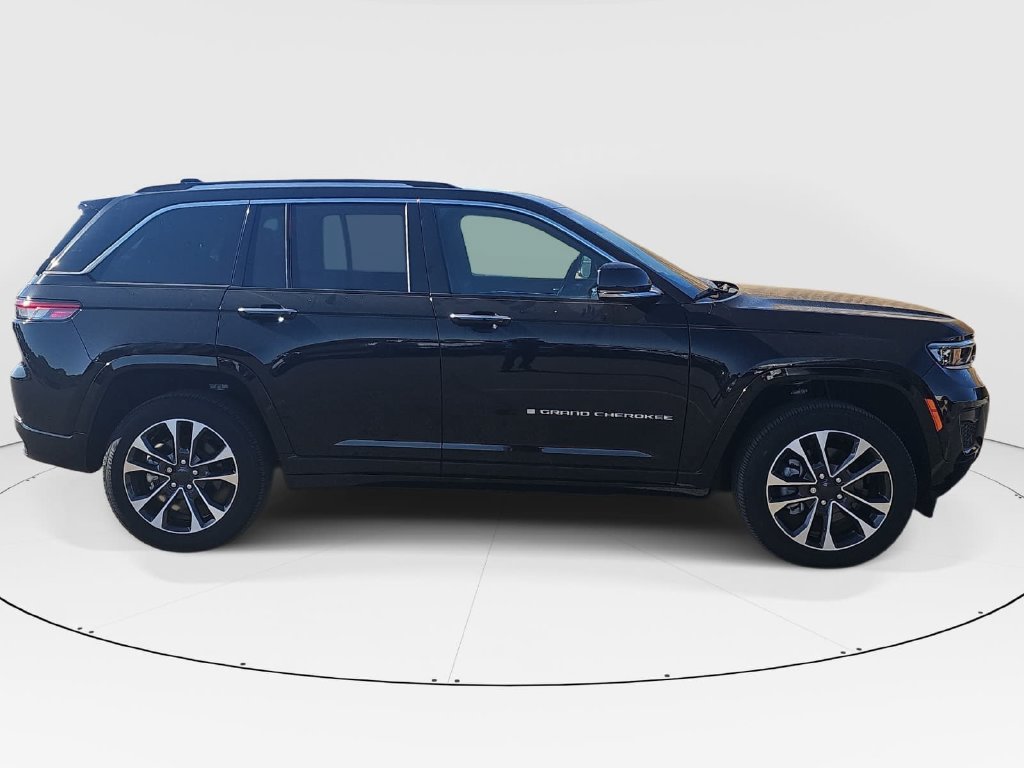 Used 2023 Jeep Grand Cherokee Overland w/ Luxury Tech Group IV AWD/4WD image 2