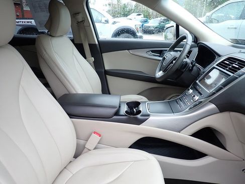 Used 2019 Lincoln Nautilus Premier AWD/4WD image 8